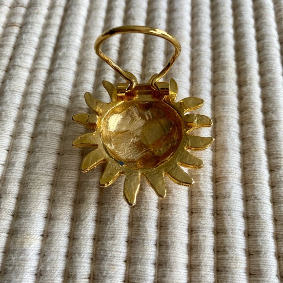 VINTAGE TEXTURED GOLD SUN FACE BROOCH PIN WITH DIAMOND EYES - Picture 9 of 14